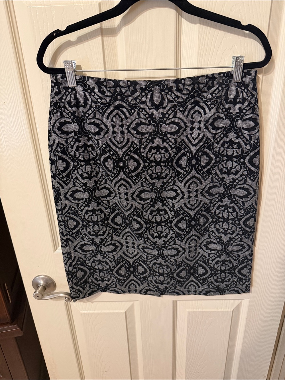 Ann Taylor Black and Gray Patterned Pencil Skirt